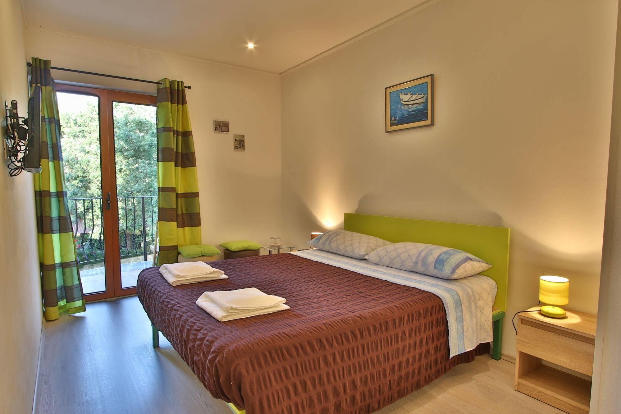 Rooms And Apartment Feral Rovinj Exterior photo